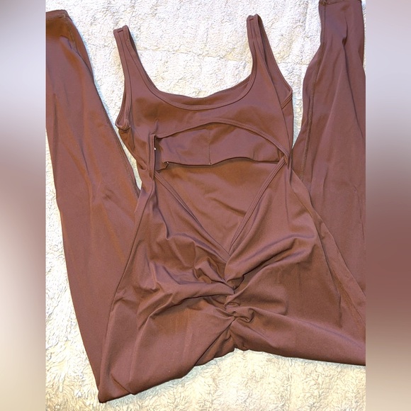 Yeoreo Lizvette V jumpsuit - Picture 1 of 2